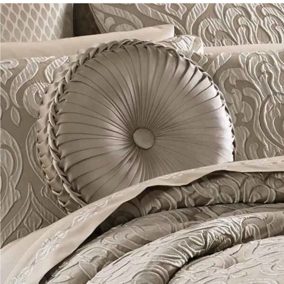 J. Queen New York Home Astoria QUEEN 4 Piece Comforter Set Sand NEW - Picture 3 of 4